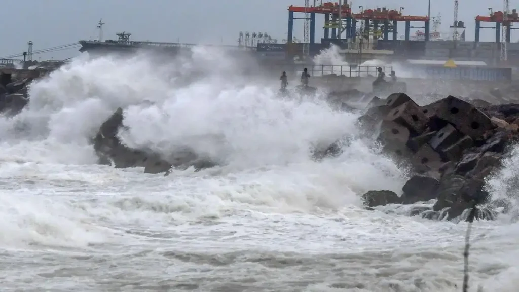 Due to the storm in Tamil Nadu warning cages are raised in 9 ports